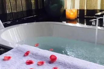 珠海水疗池中的失重冥想：当身体学会漂浮